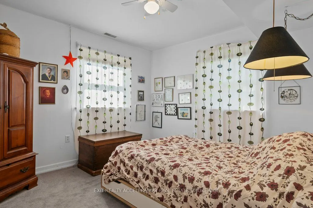 400 Dundas Street W