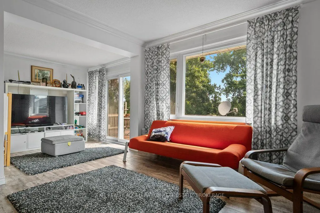 400 Dundas Street W