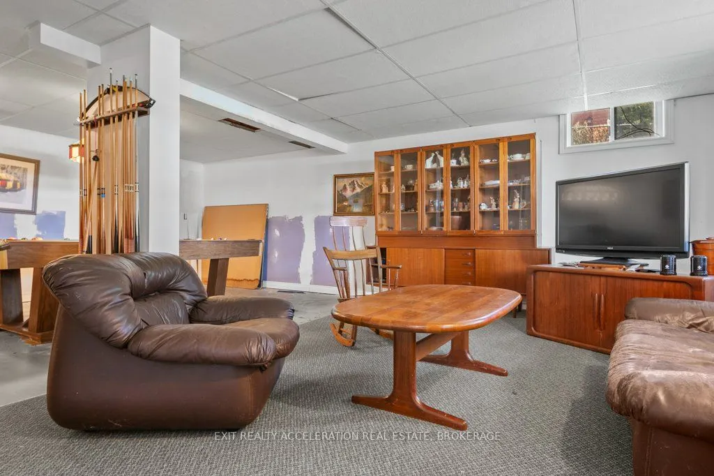 400 Dundas Street W