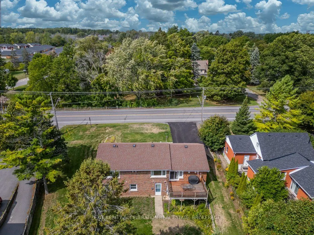400 Dundas Street W