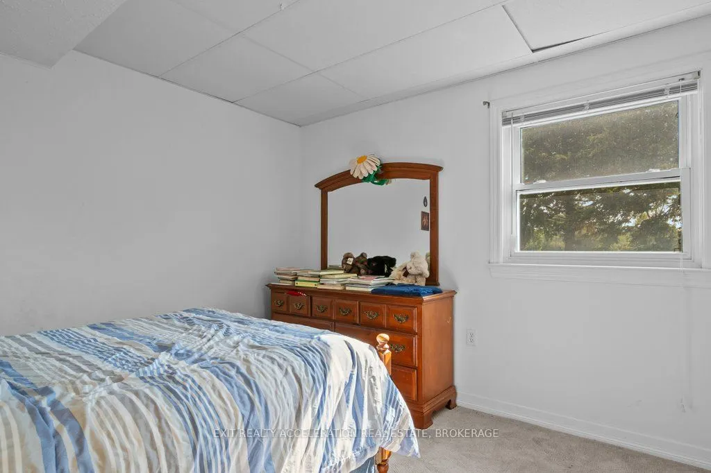 400 Dundas Street W
