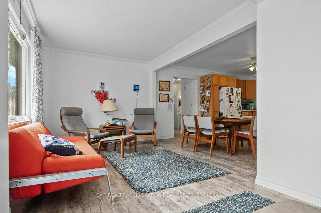 400 Dundas Street W