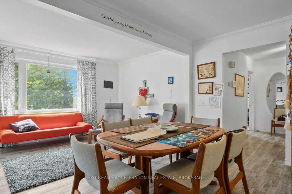 400 Dundas Street W
