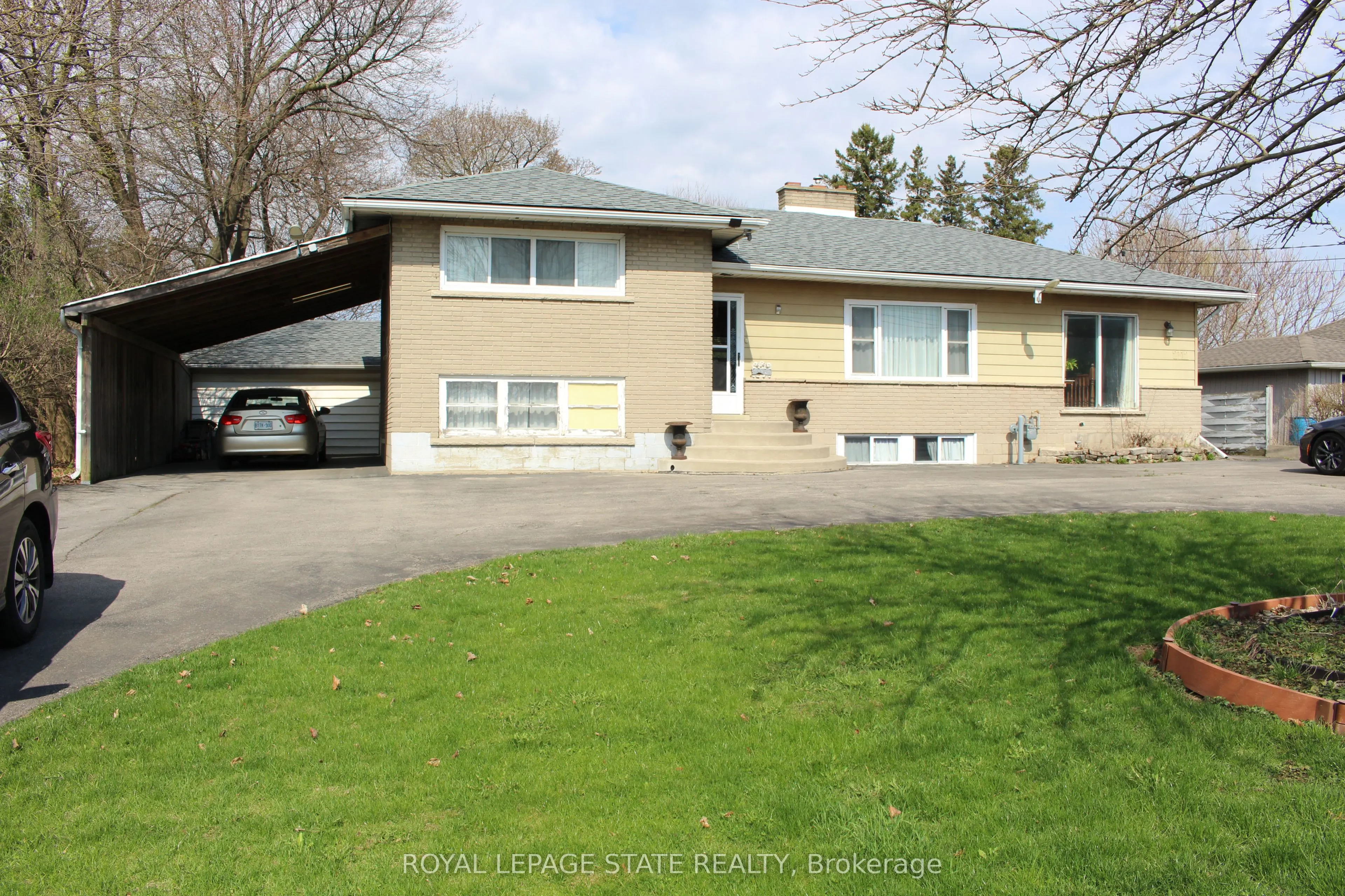 2112 Upper James Street