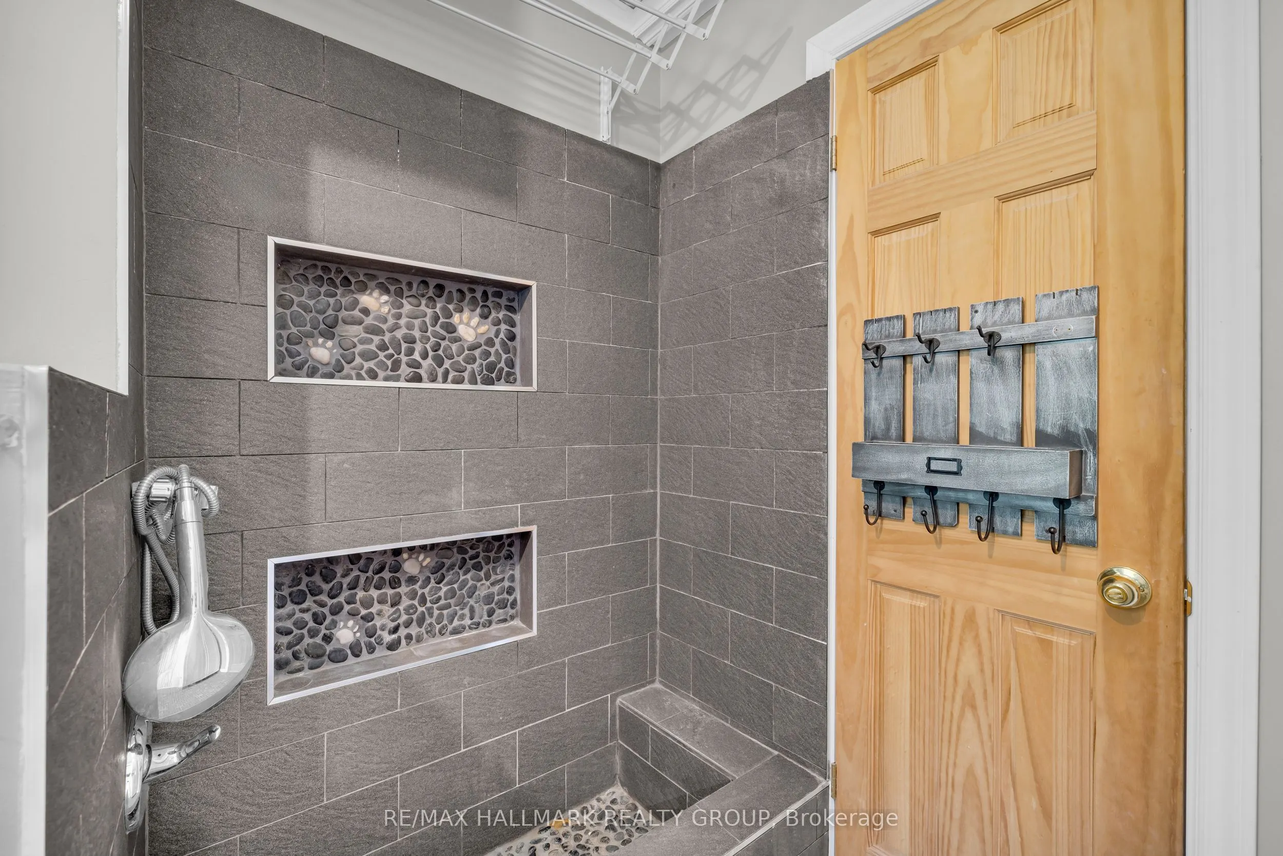 2860 Barlow Crescent