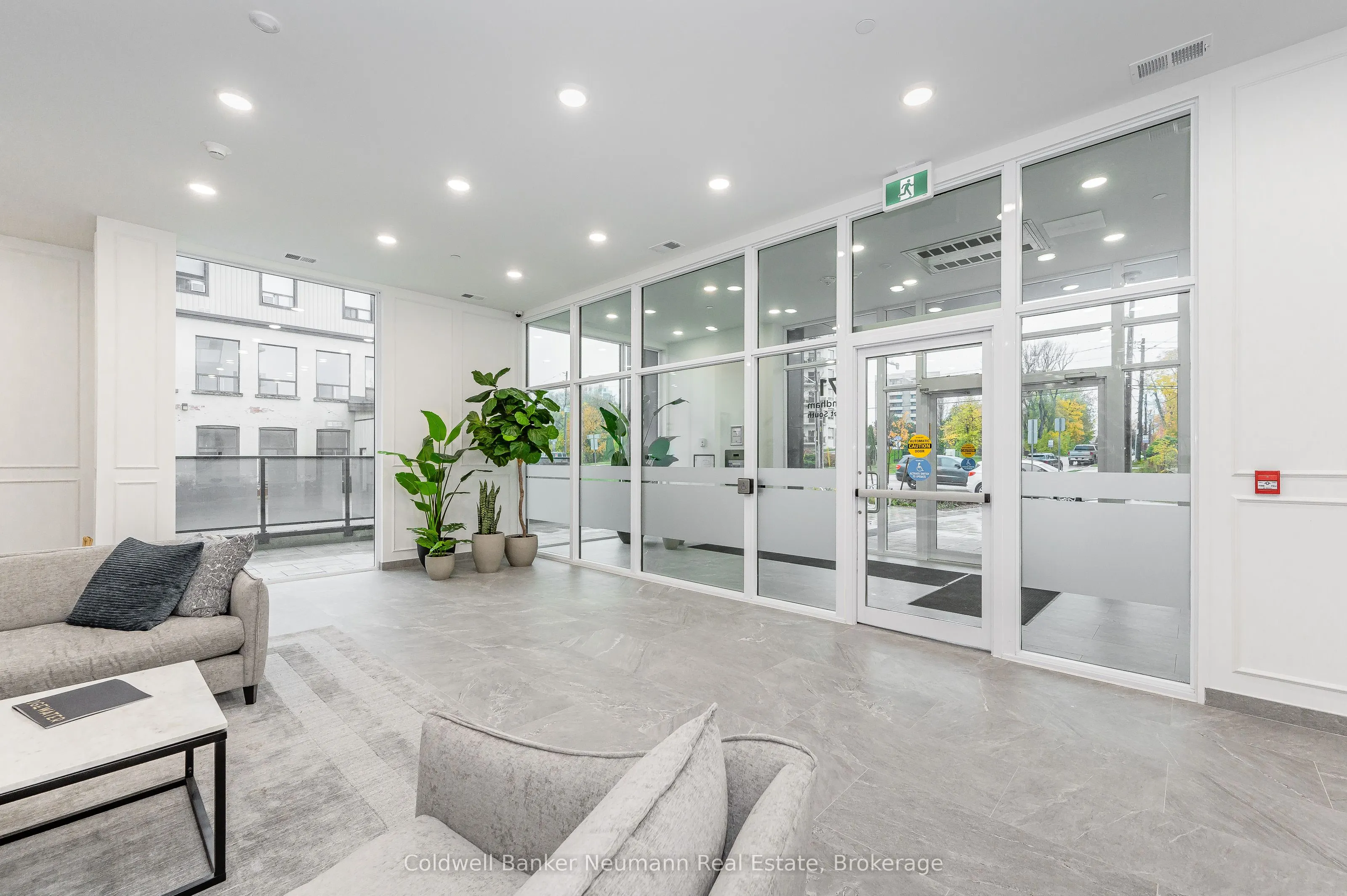 71 Wyndham Street S, #209