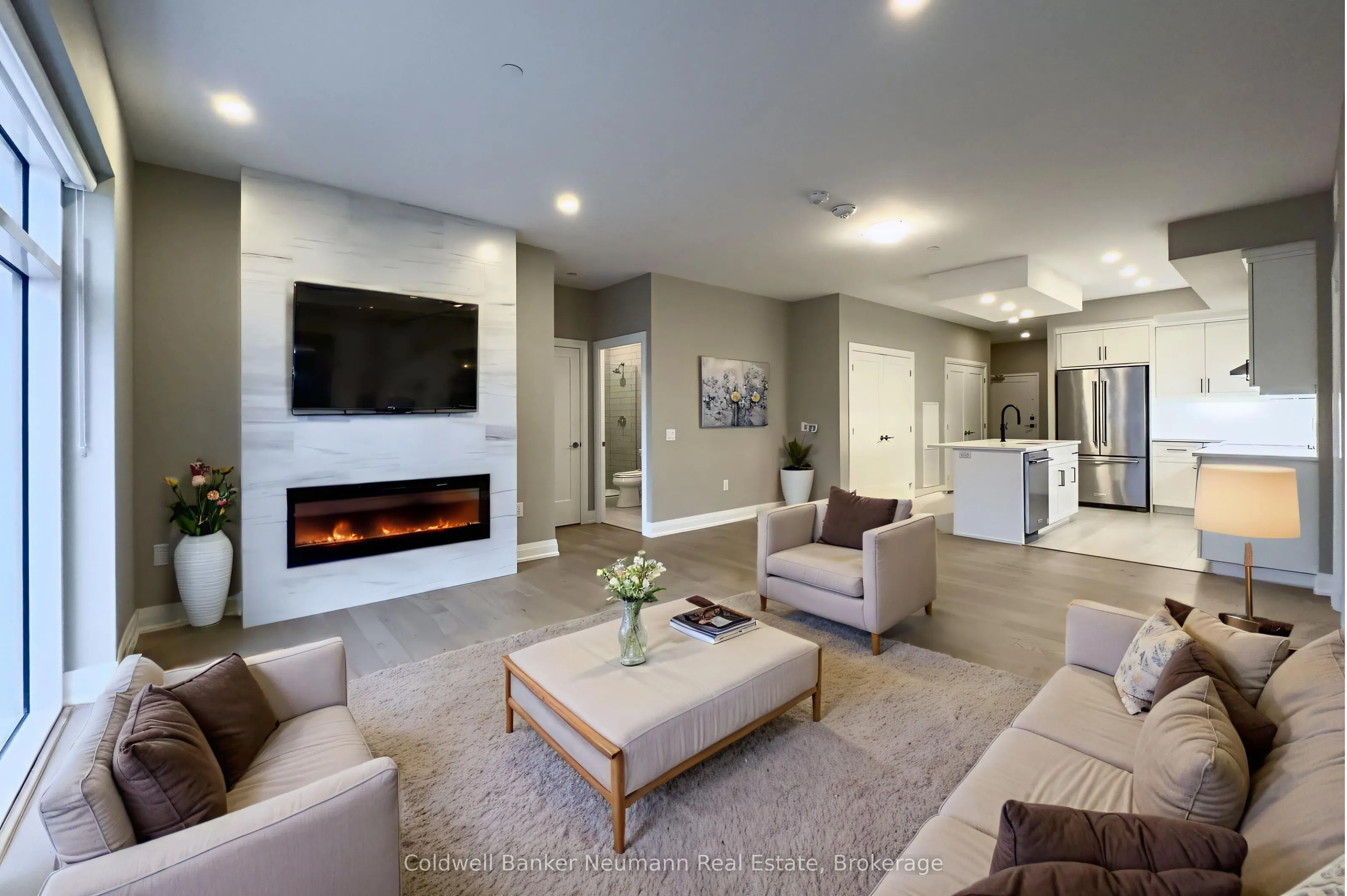 71 Wyndham Street S, #209