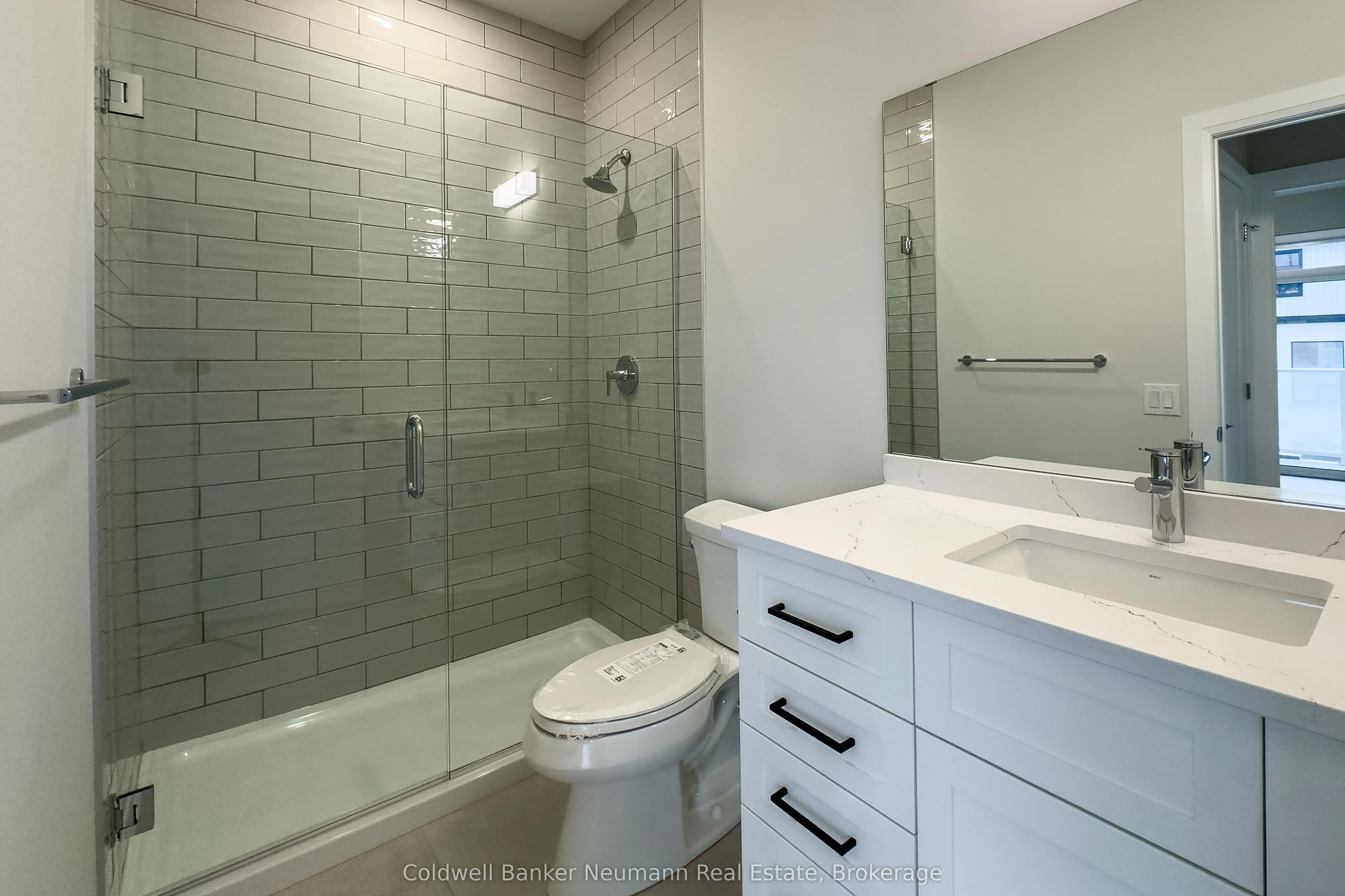 71 Wyndham Street S, #209