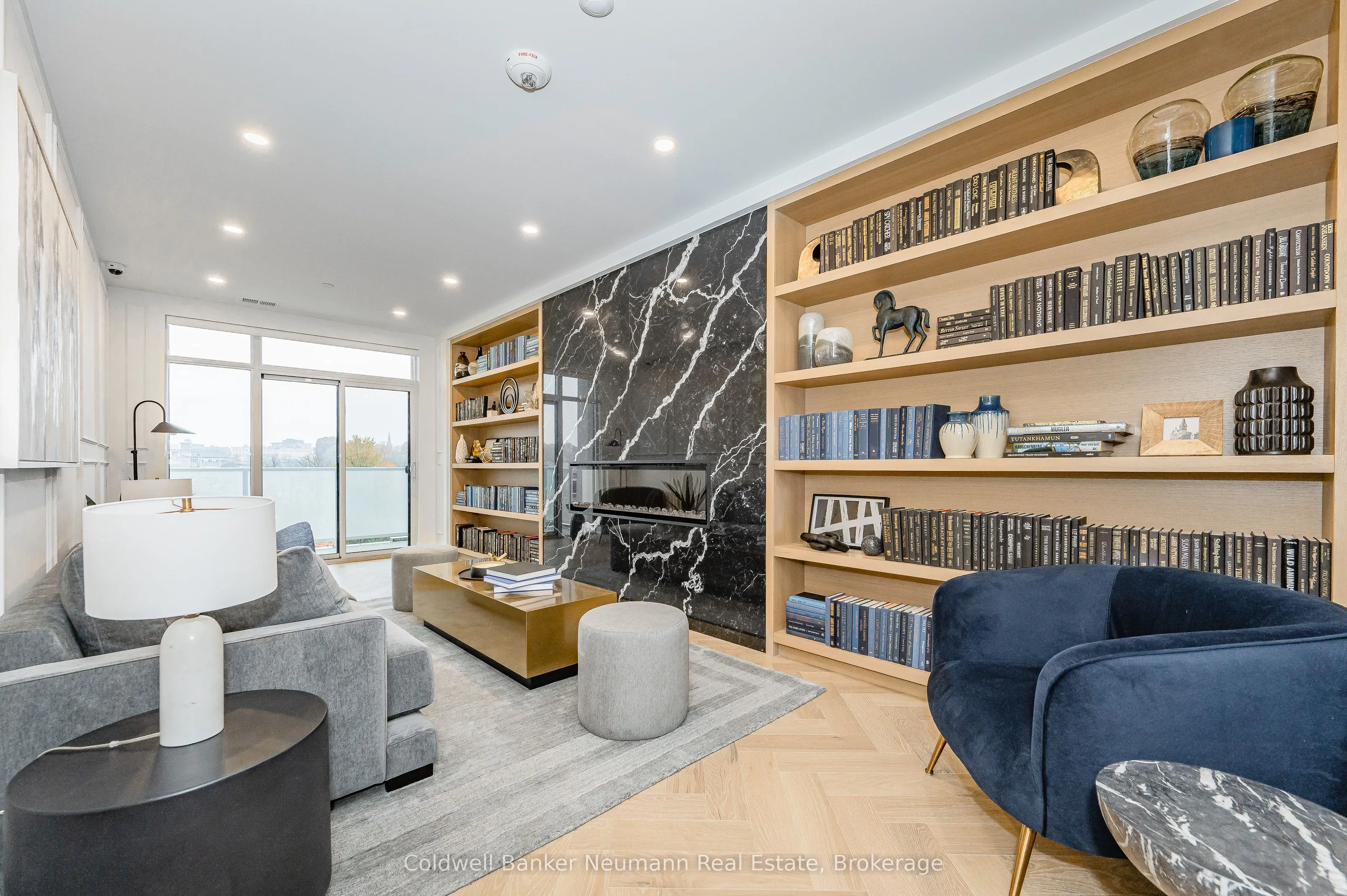 71 Wyndham Street S, #209