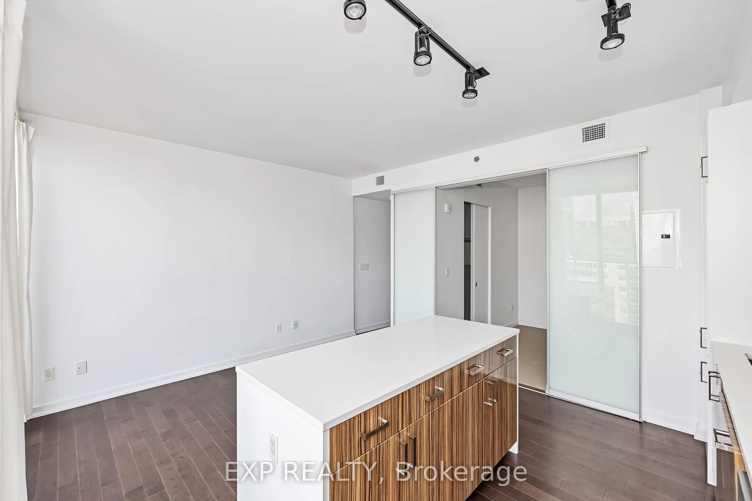 300 Lisgar Street, #812