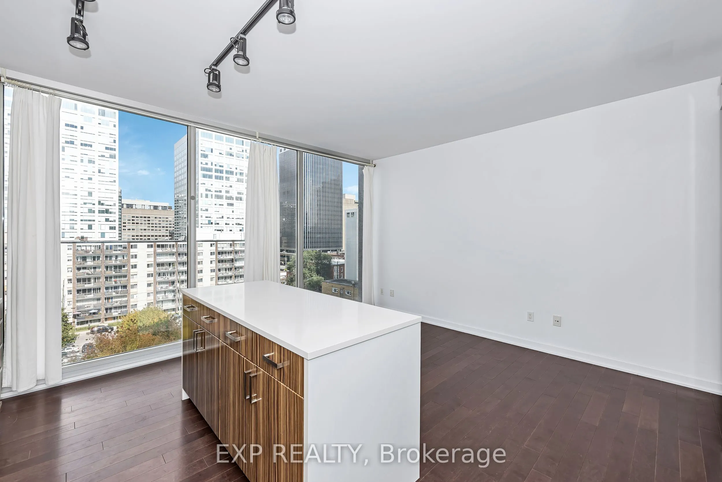 300 Lisgar Street, #812