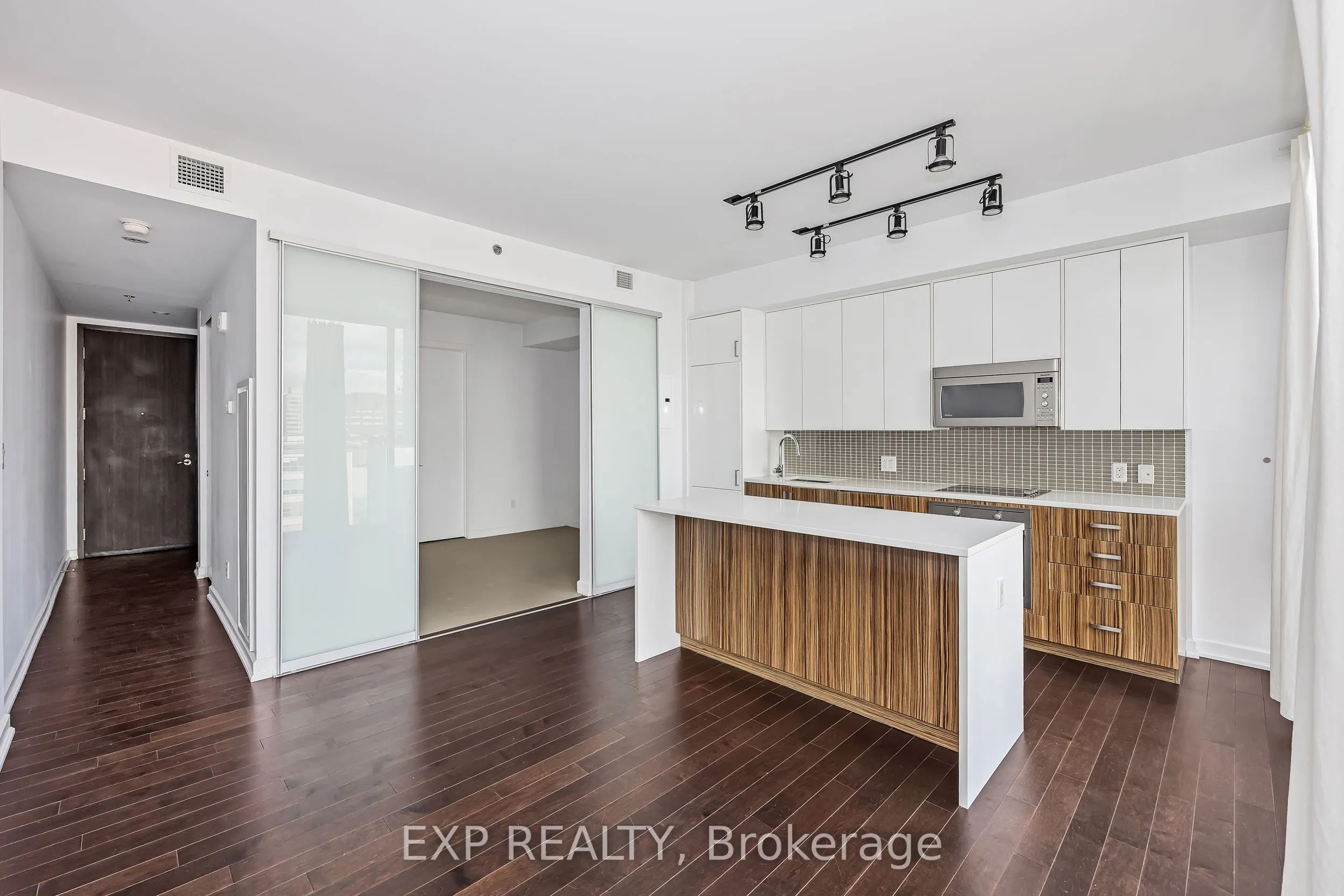 300 Lisgar Street, #812
