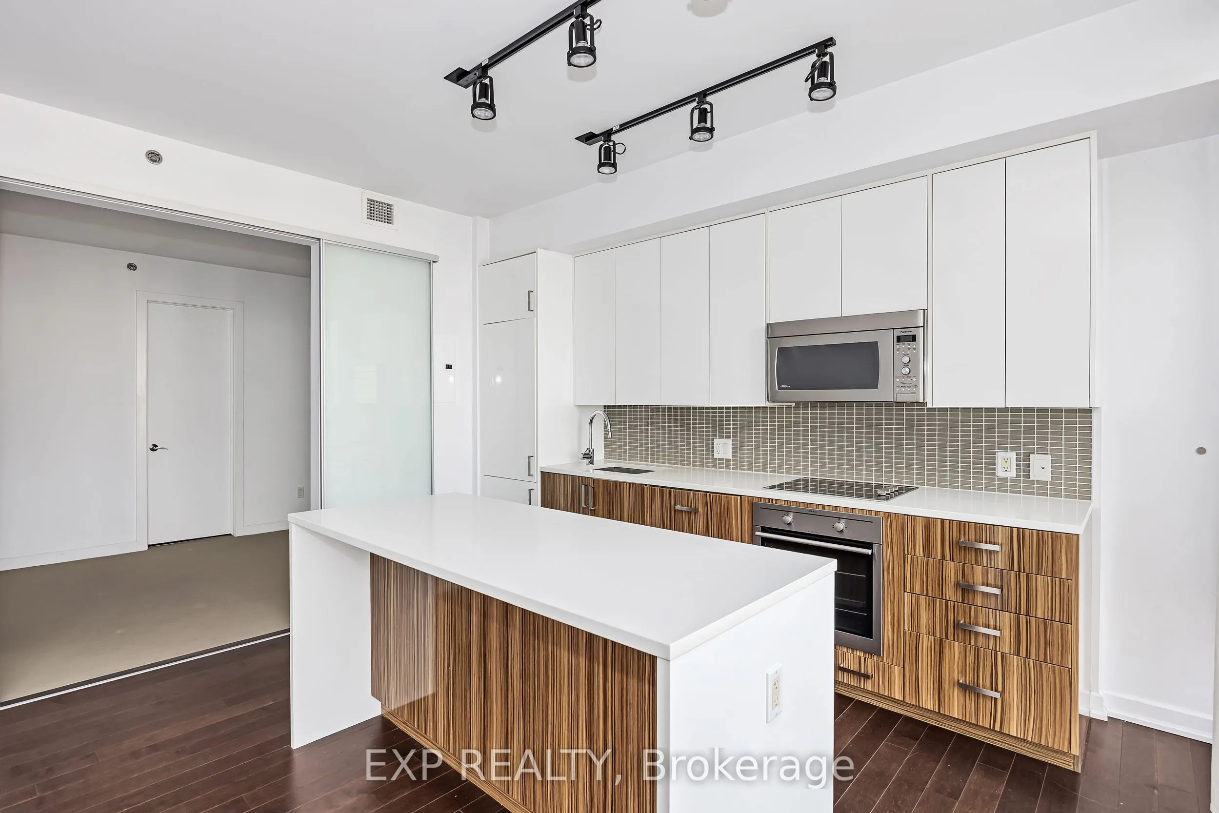300 Lisgar Street, #812