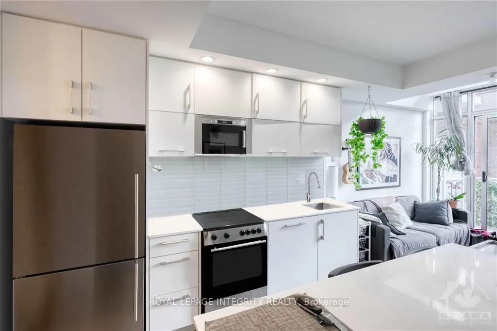 255 BAY Street, #808