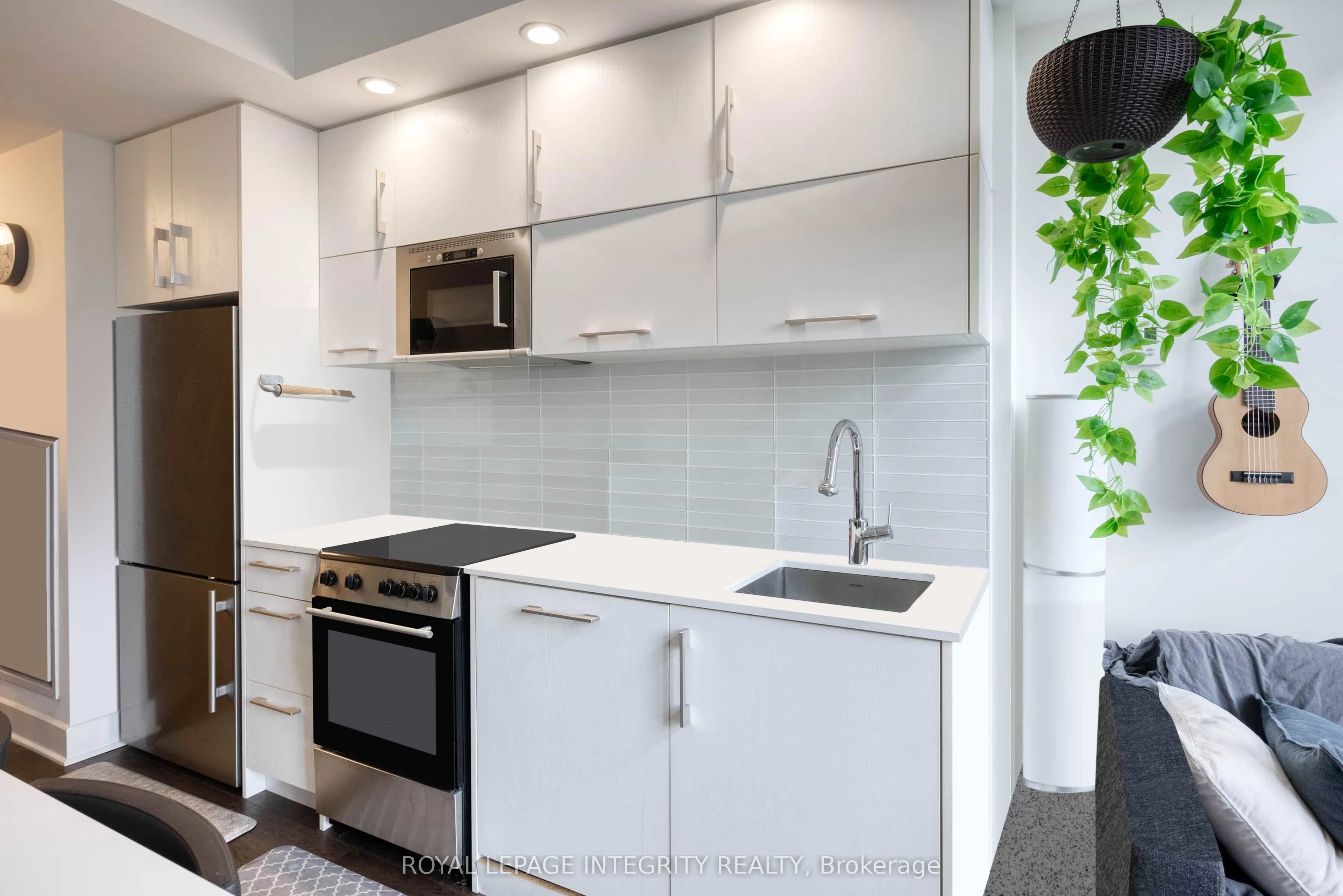 255 BAY Street, #808