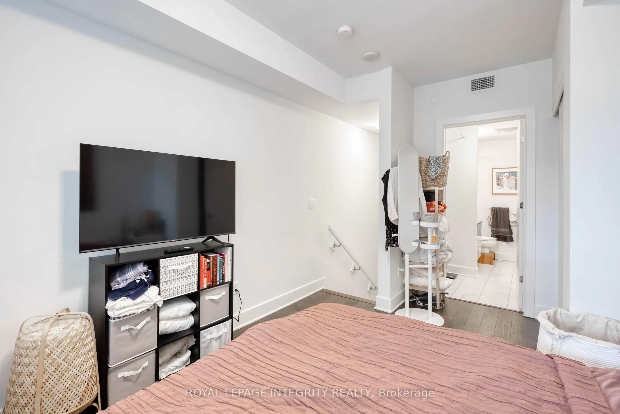 255 BAY Street, #808