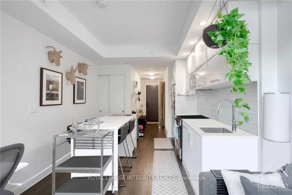 255 BAY Street, #808