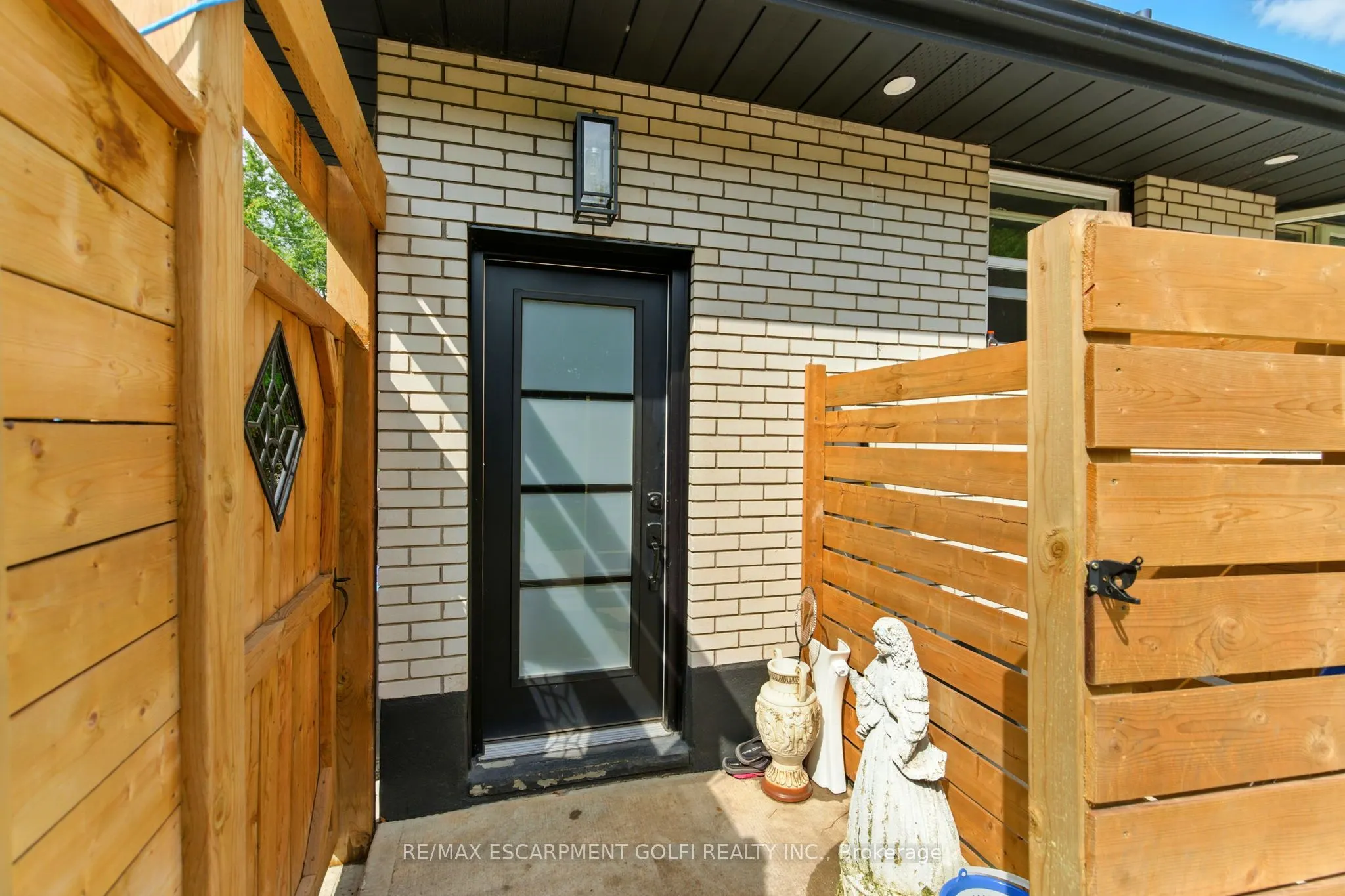 31 VARADI Avenue