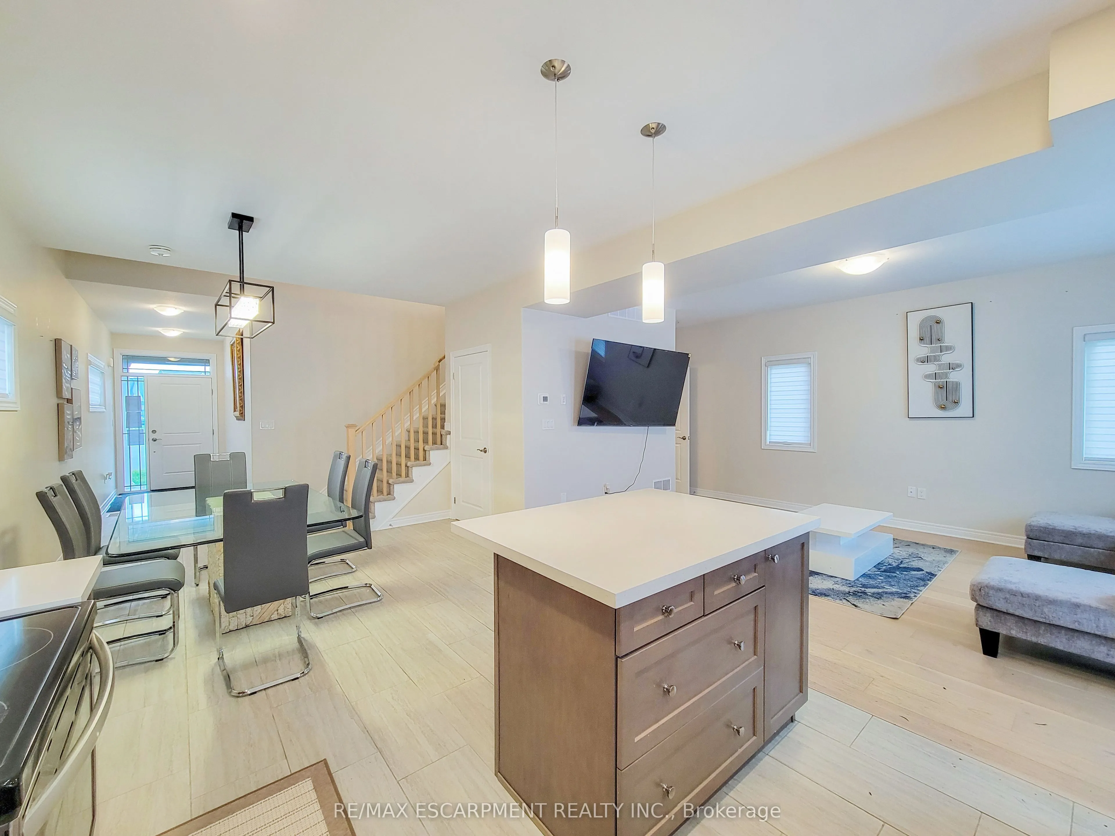 7387 Sherrilee Crescent