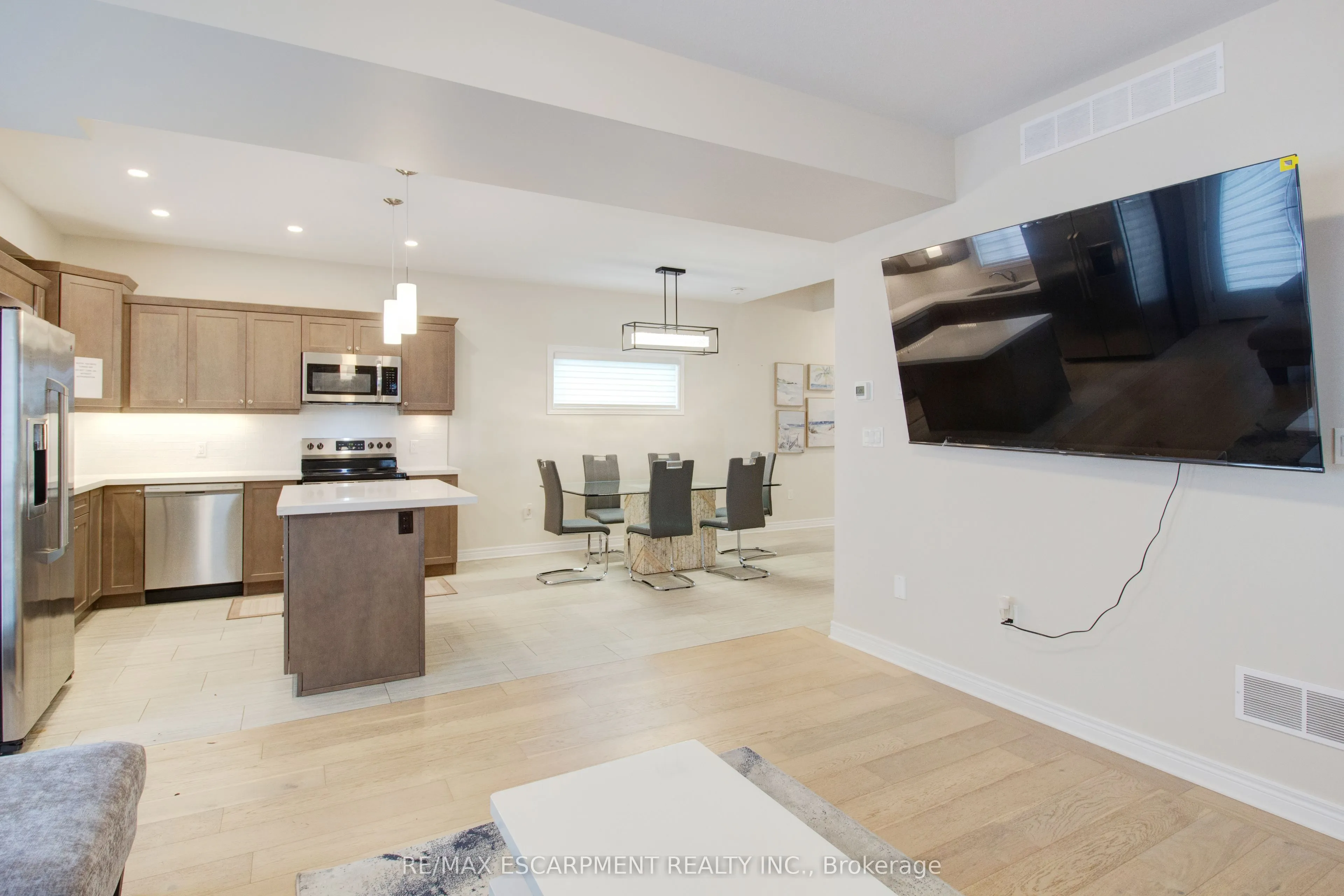 7387 Sherrilee Crescent