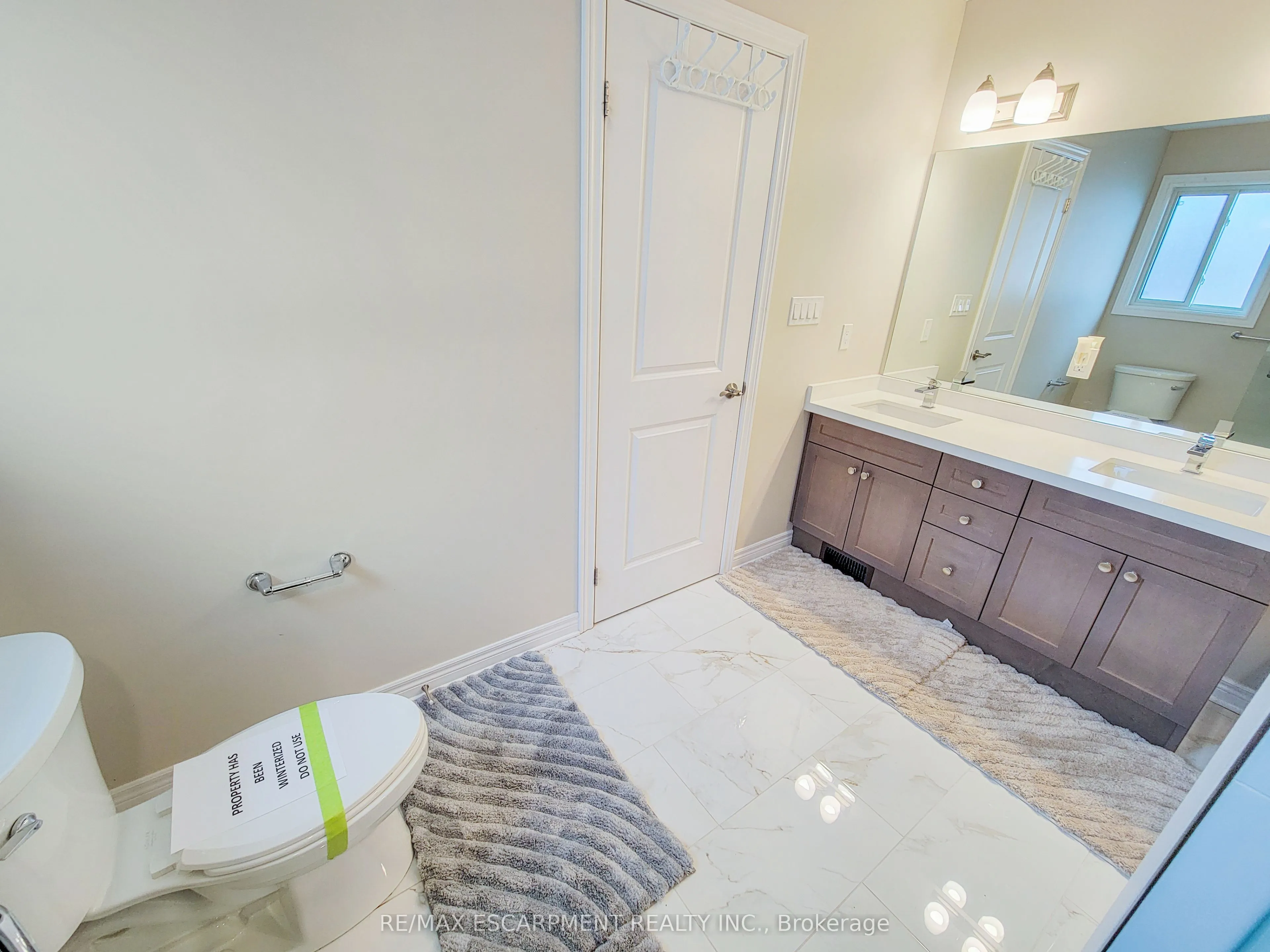 7387 Sherrilee Crescent