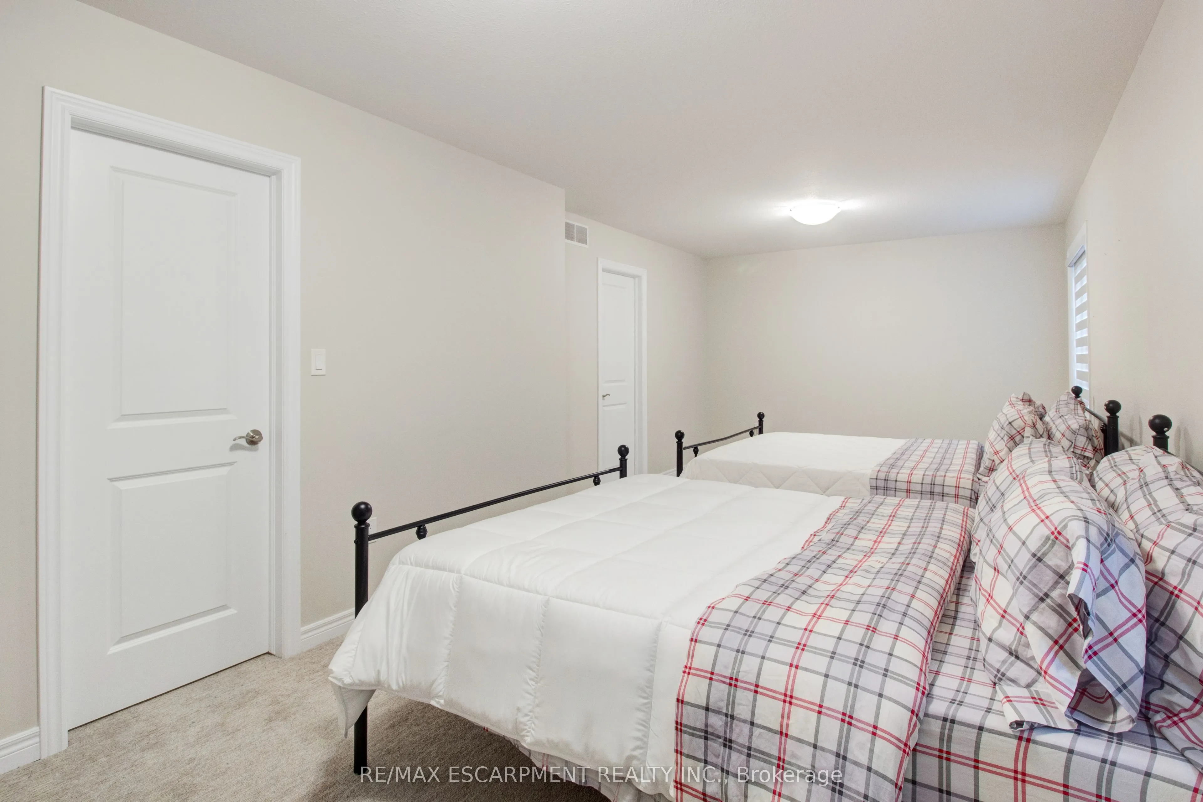 7387 Sherrilee Crescent
