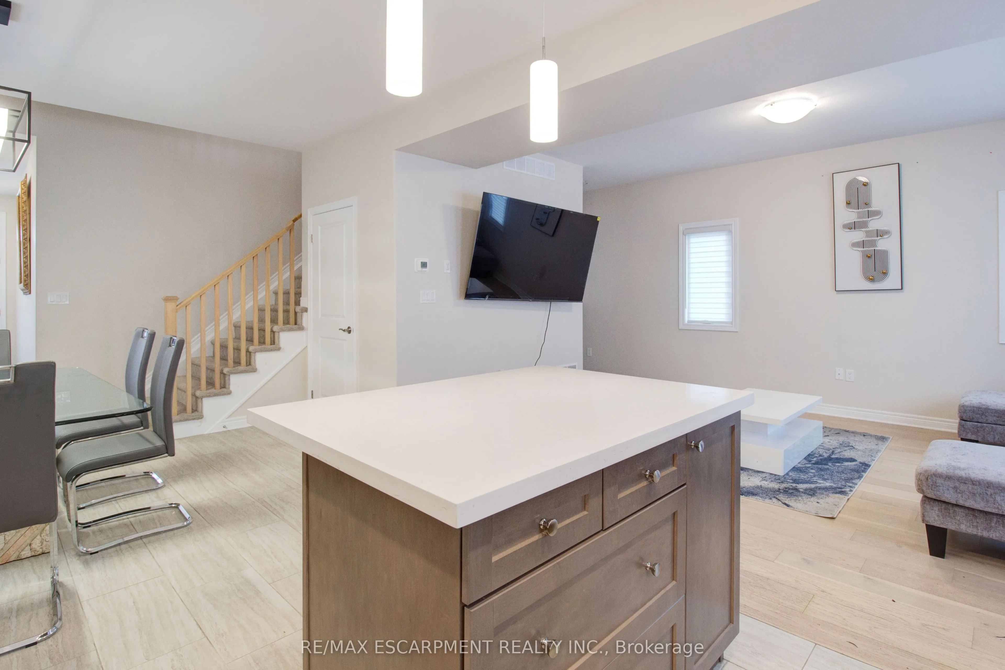 7387 Sherrilee Crescent