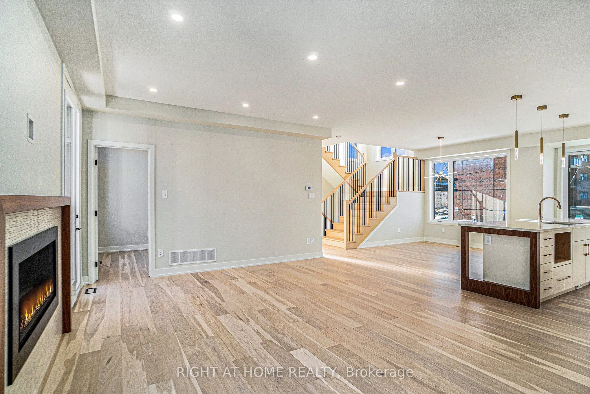 583 Codd's Road N