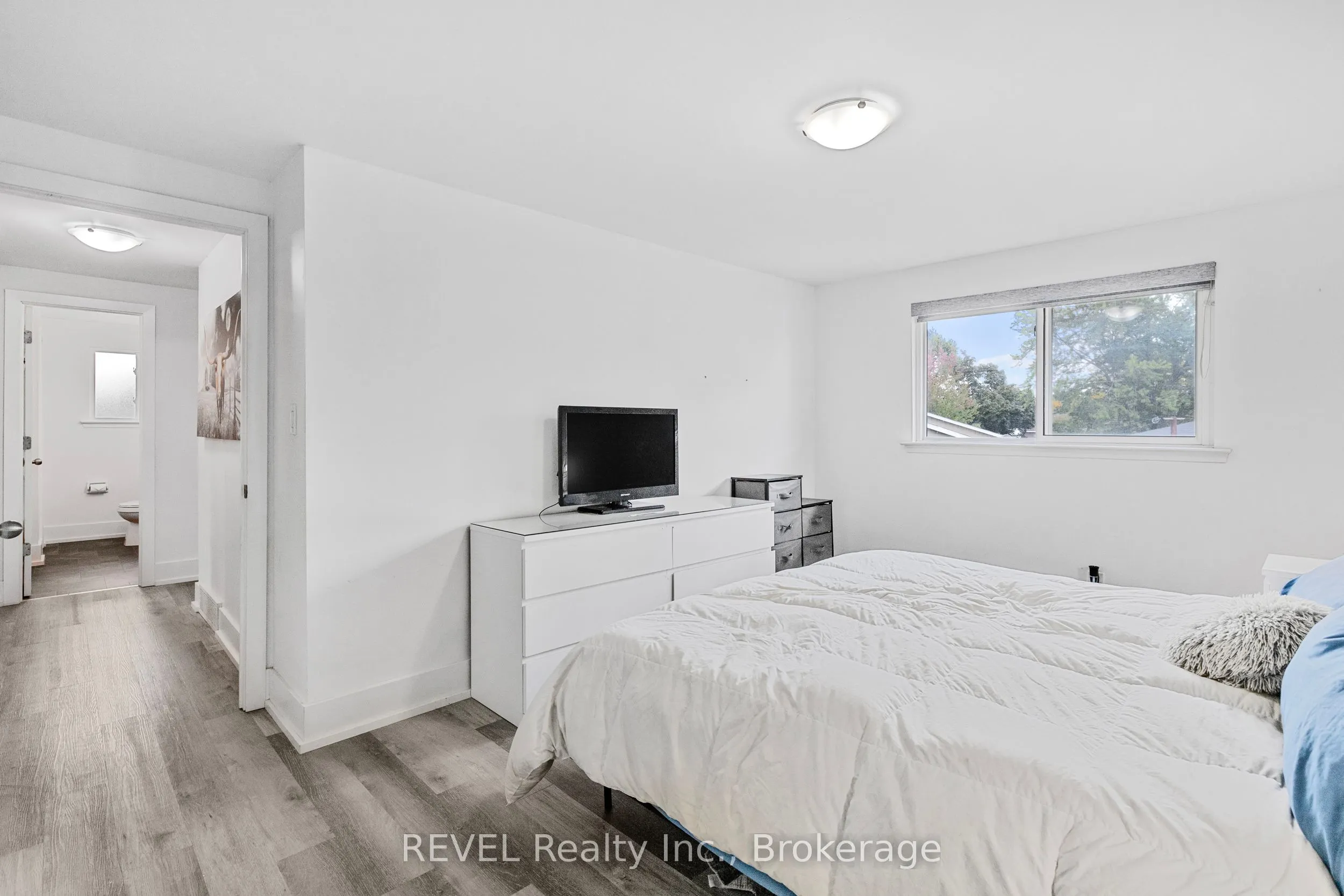 16 Roxborough Court