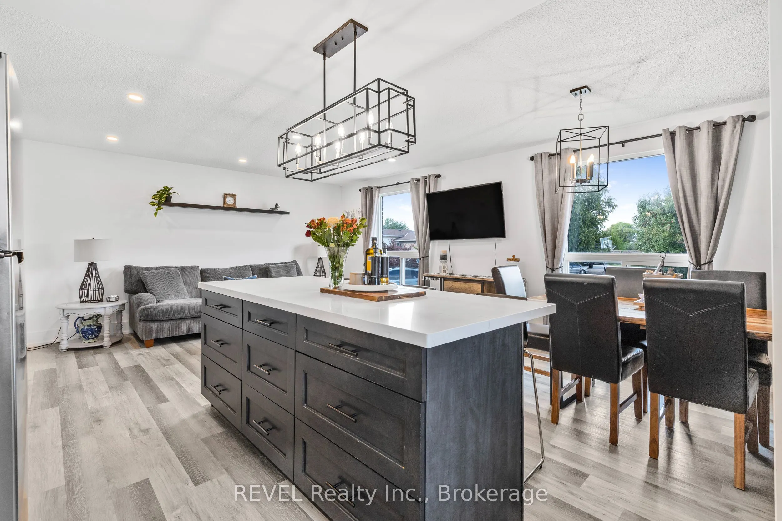 16 Roxborough Court