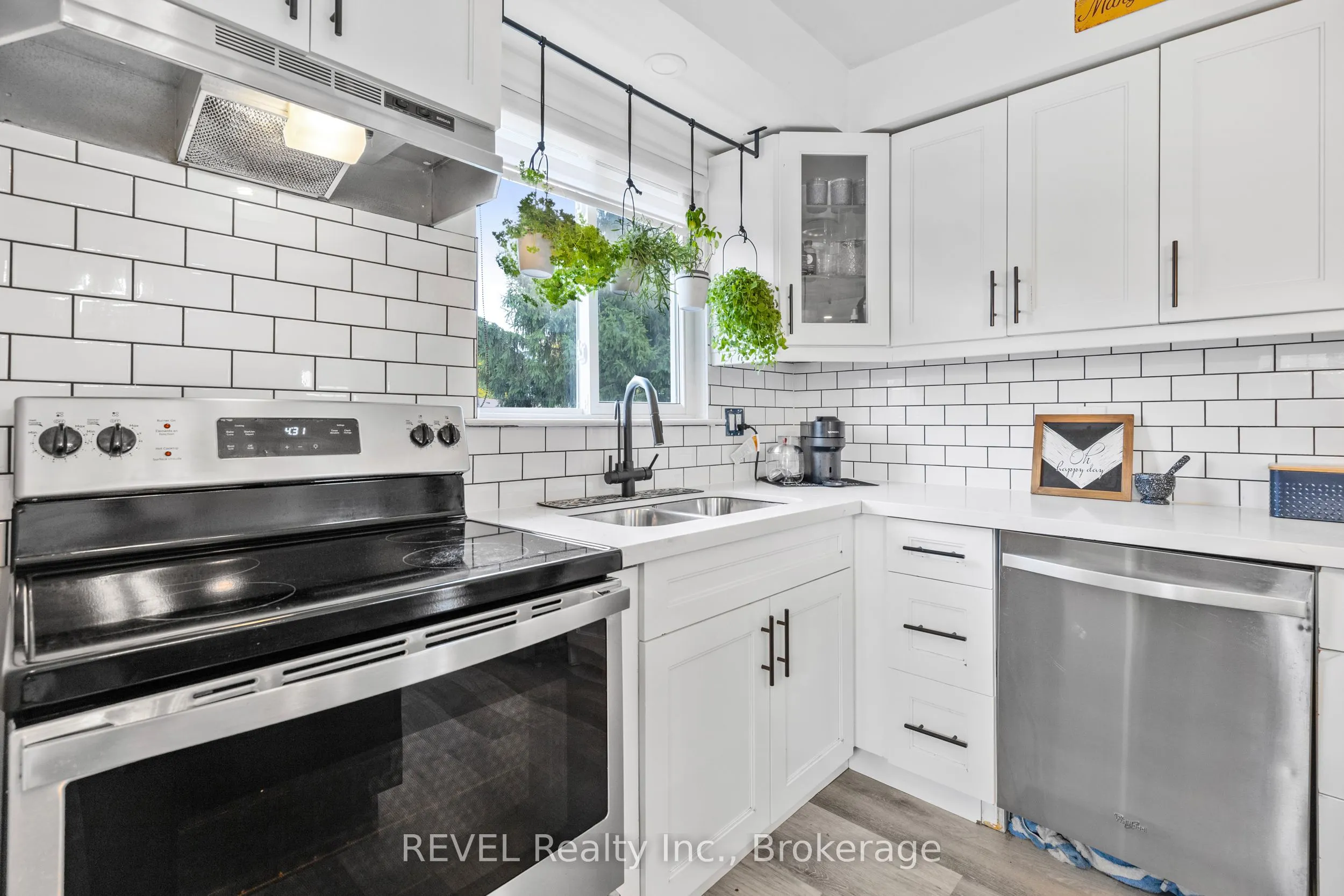 16 Roxborough Court