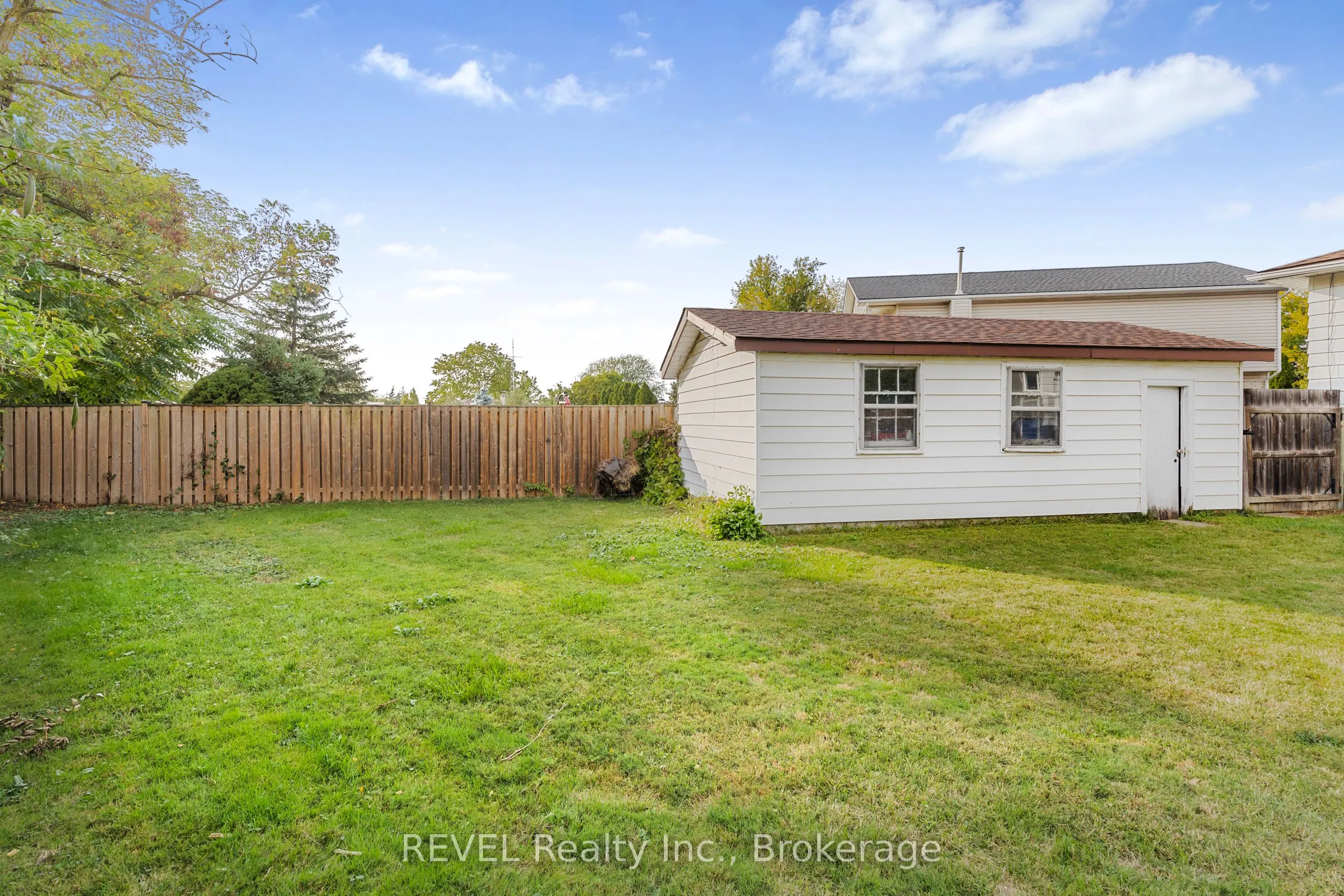 16 Roxborough Court