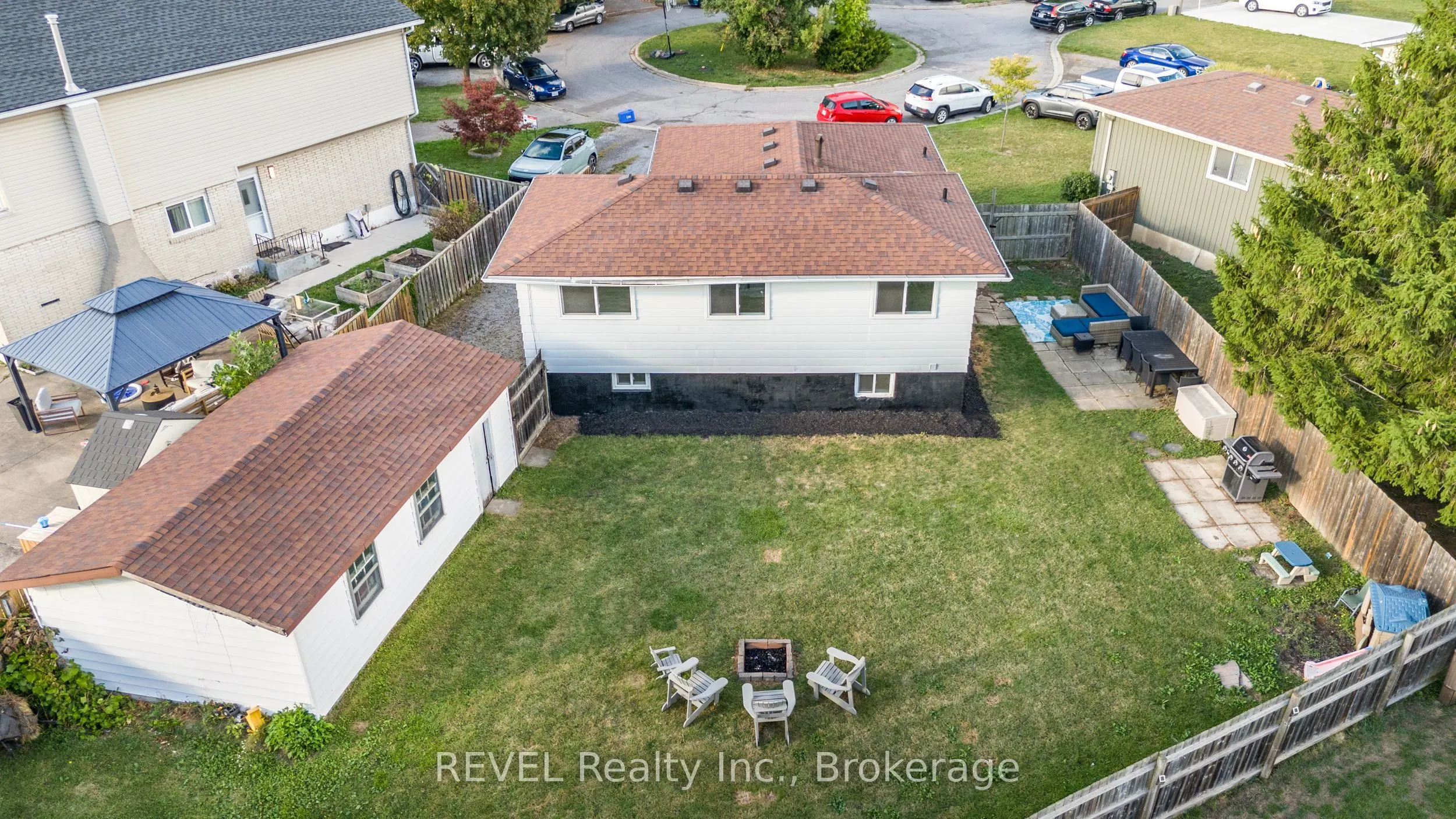 16 Roxborough Court