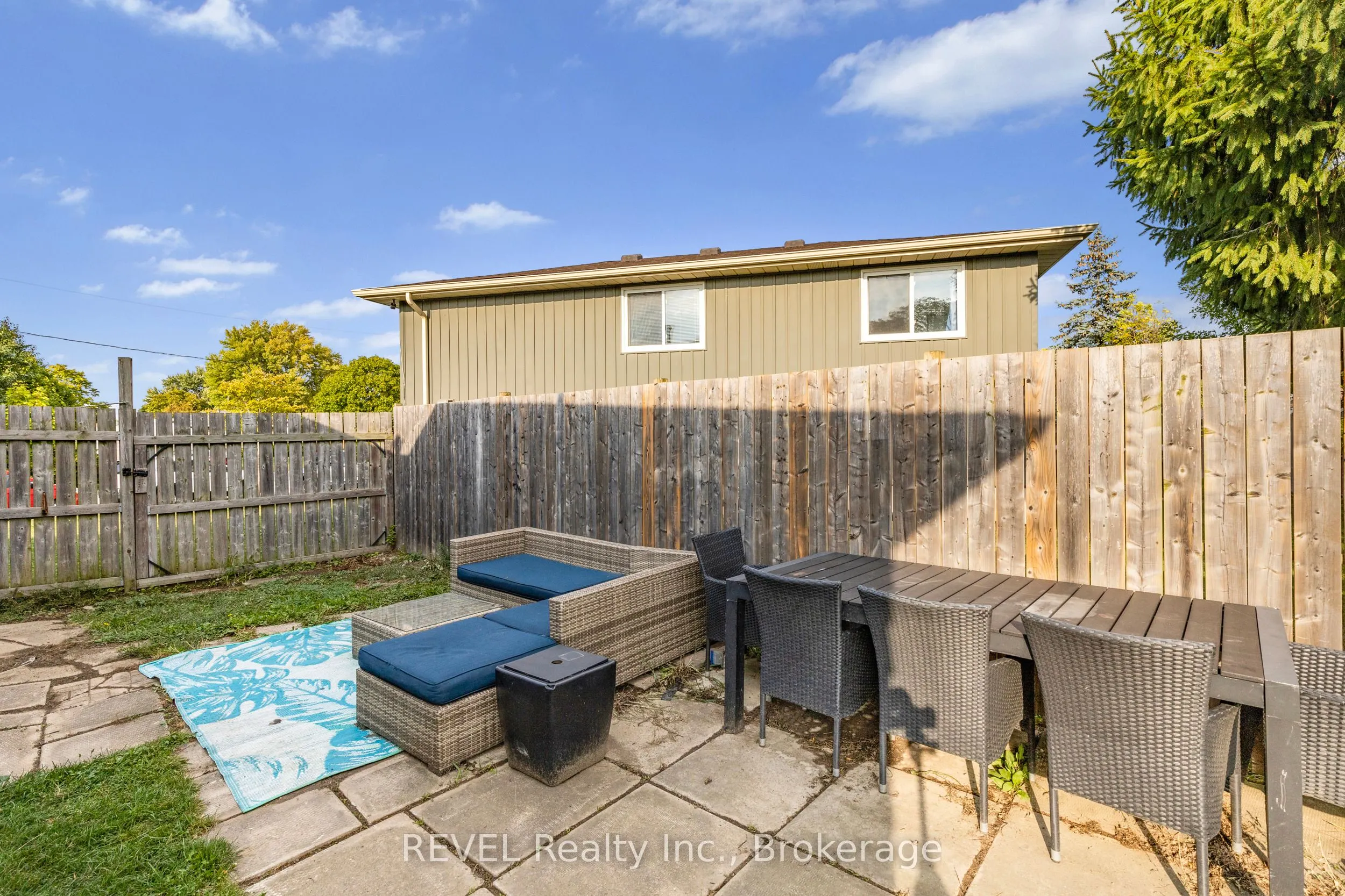 16 Roxborough Court