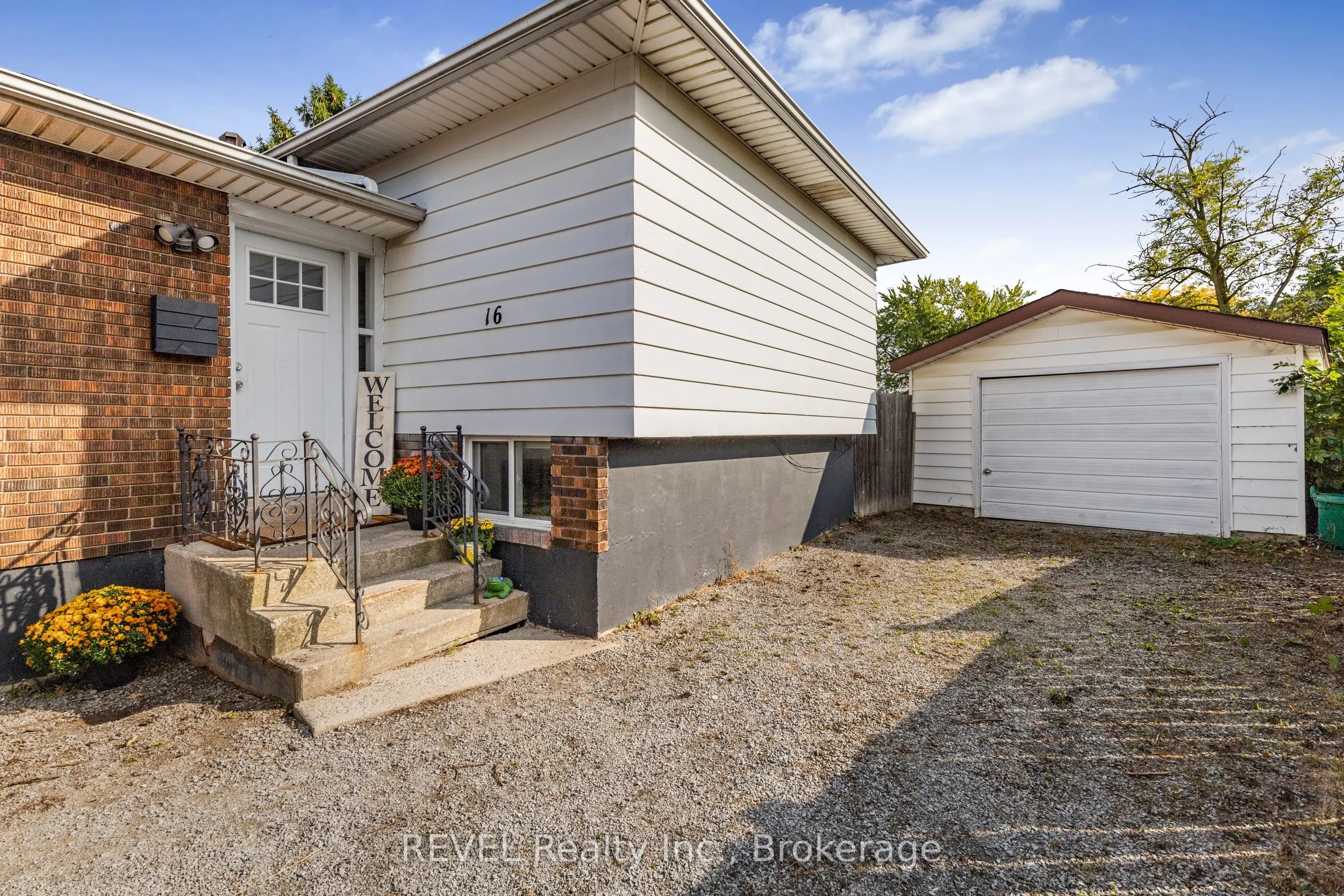 16 Roxborough Court