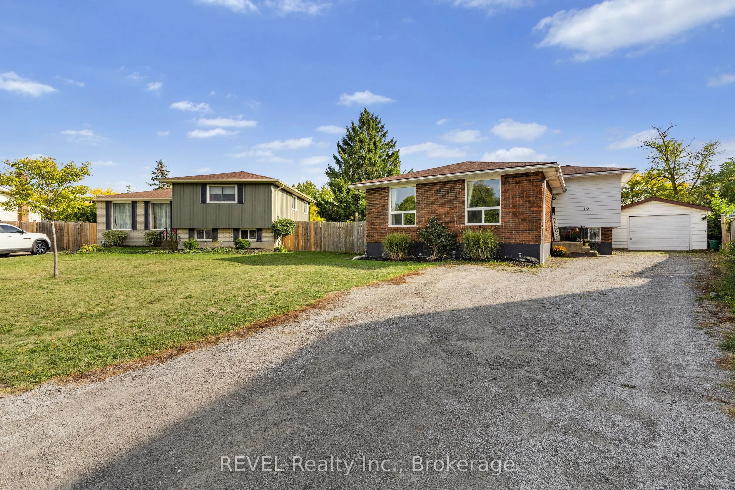 16 Roxborough Court