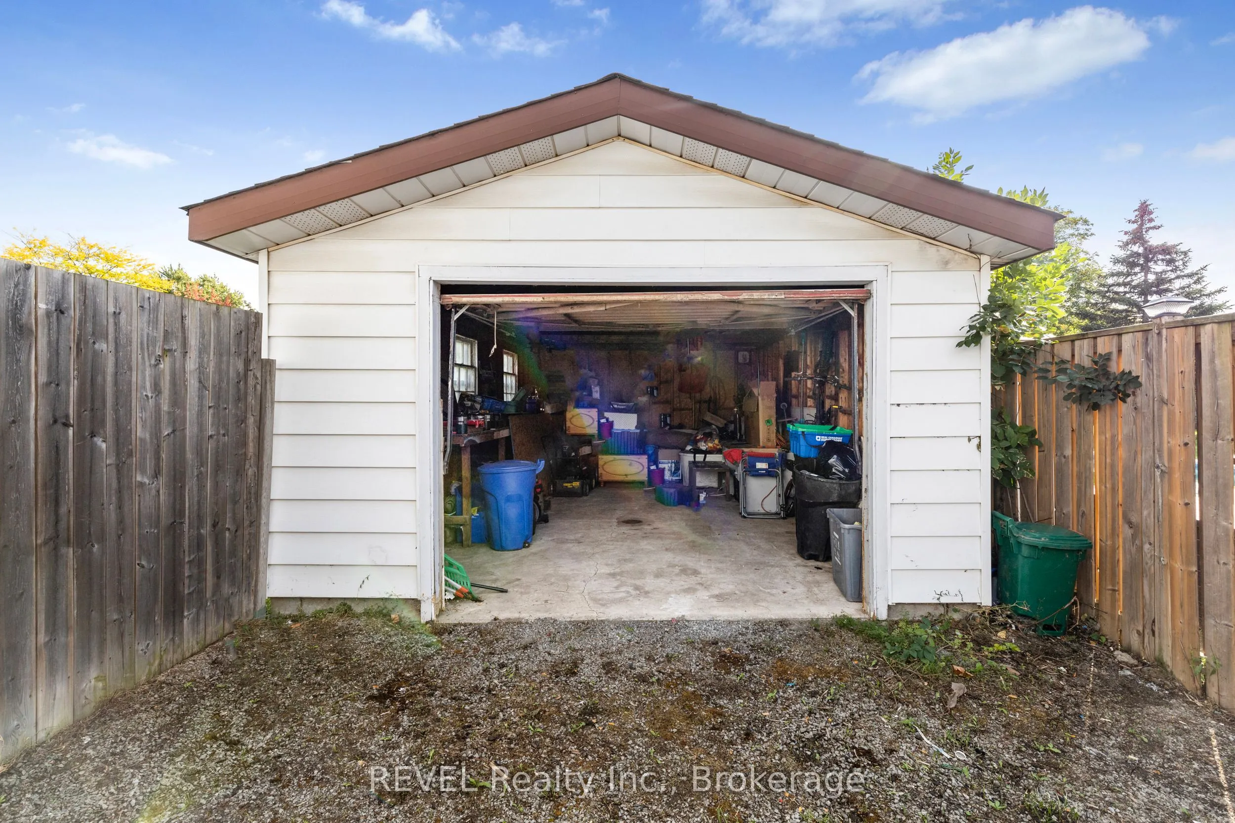 16 Roxborough Court