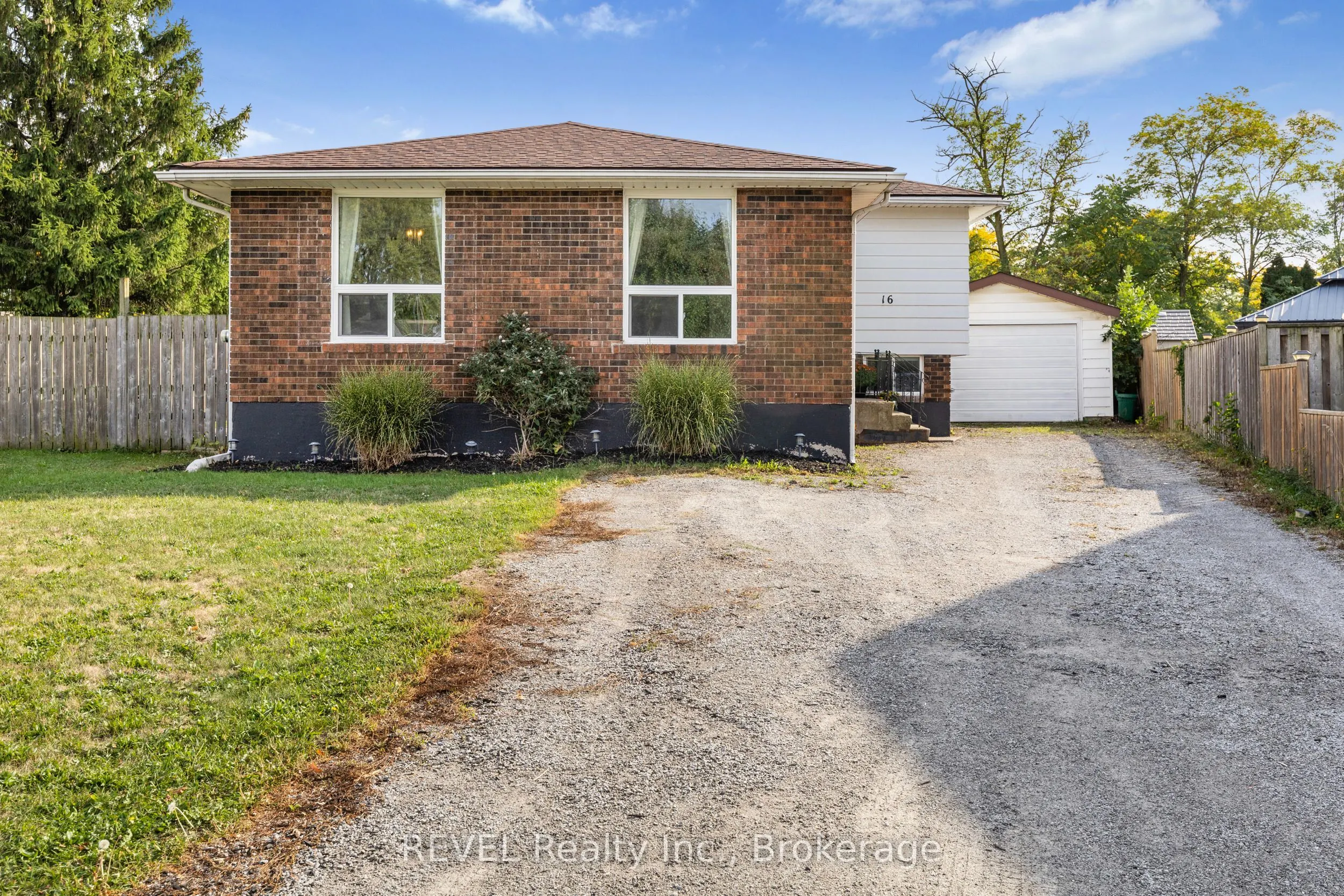 16 Roxborough Court