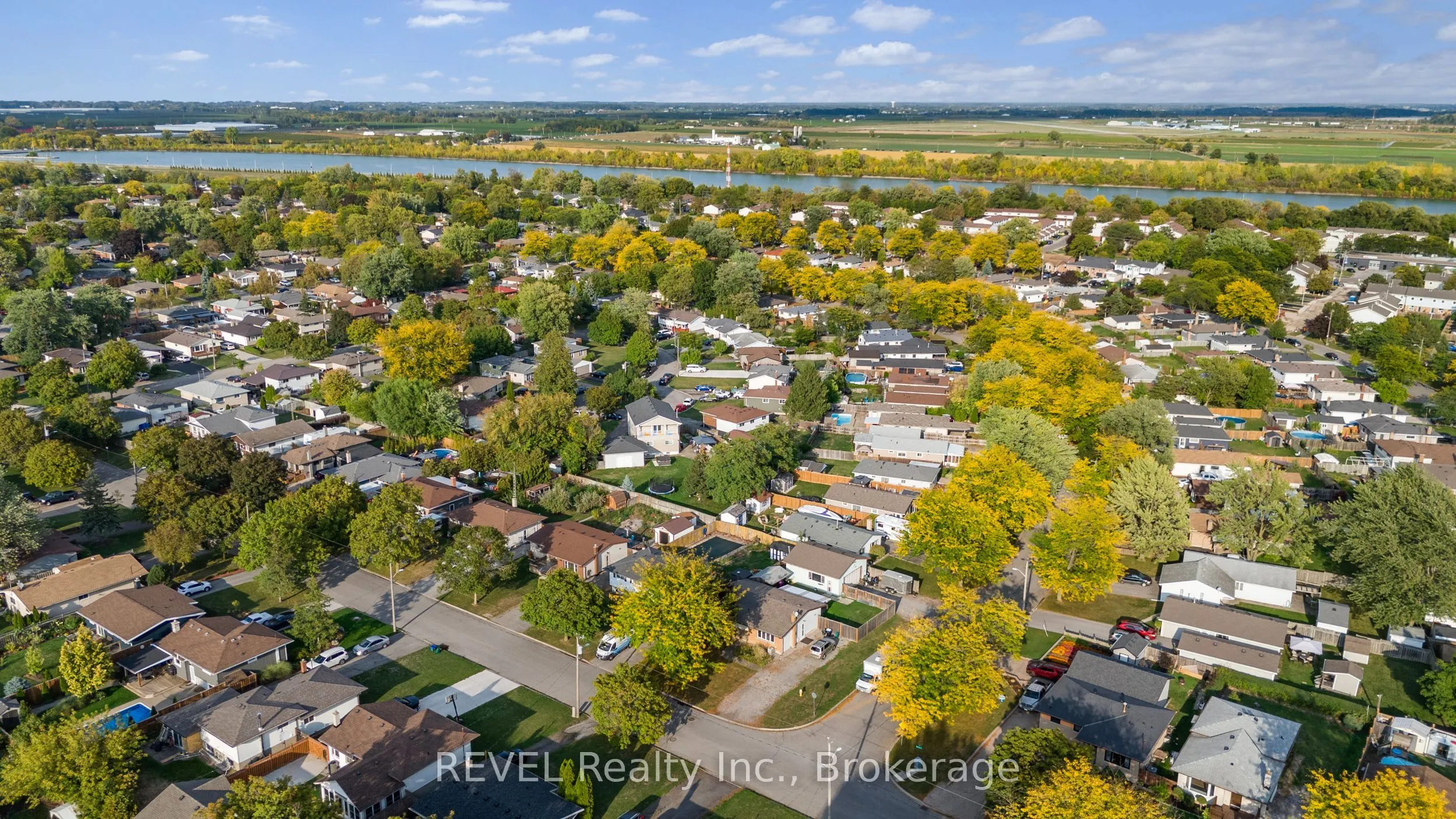 16 Roxborough Court
