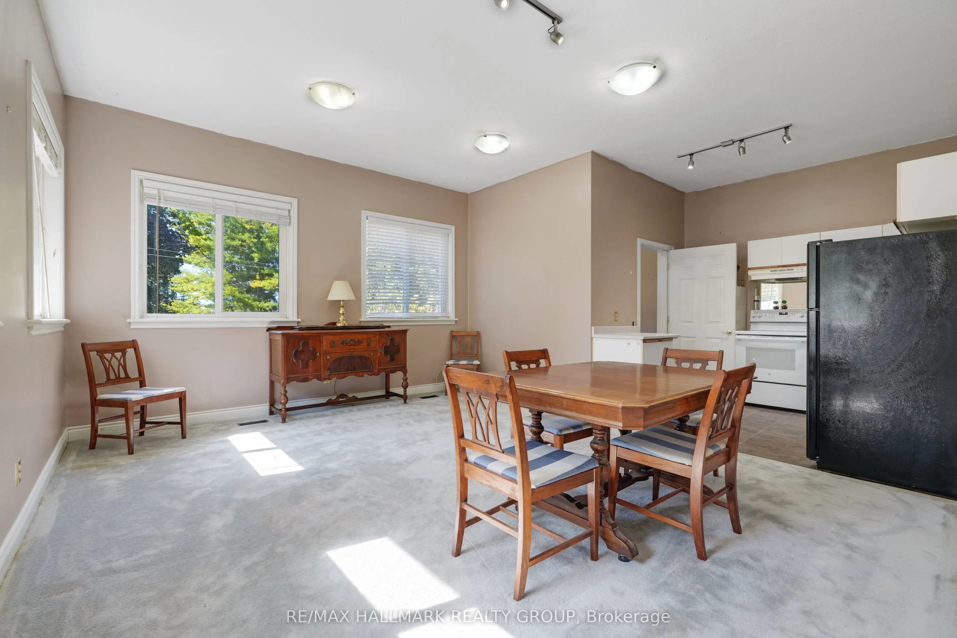 5758 Third Line Road N
