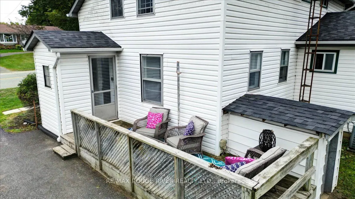 232 Lyle Street N