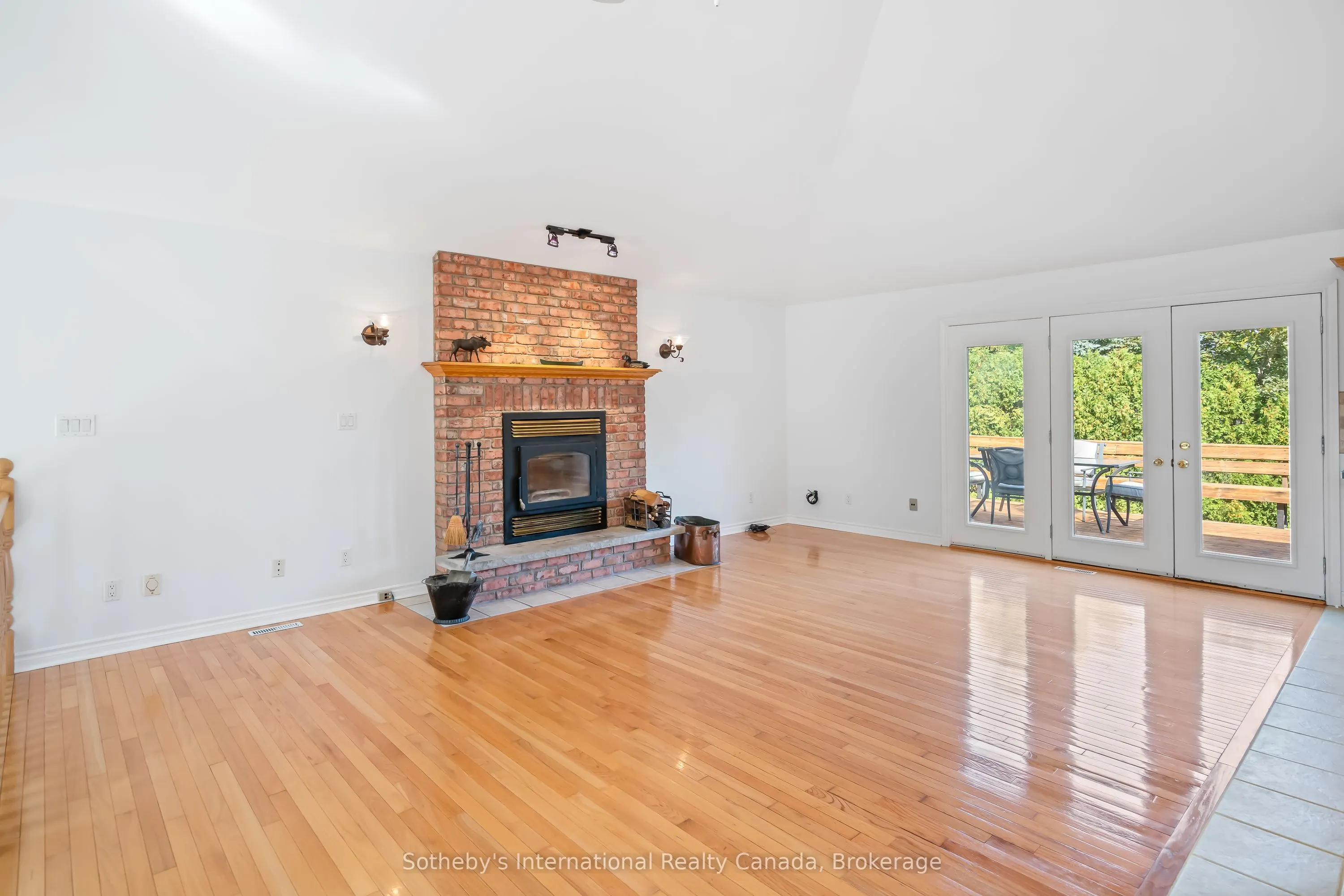3121 Glenbrook Drive