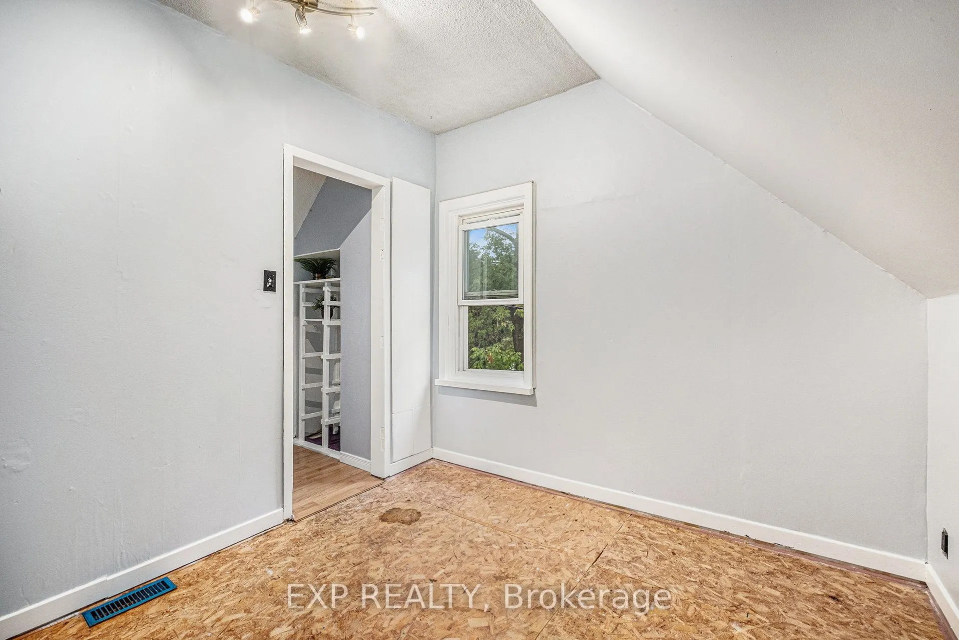 115 Nelson Street E