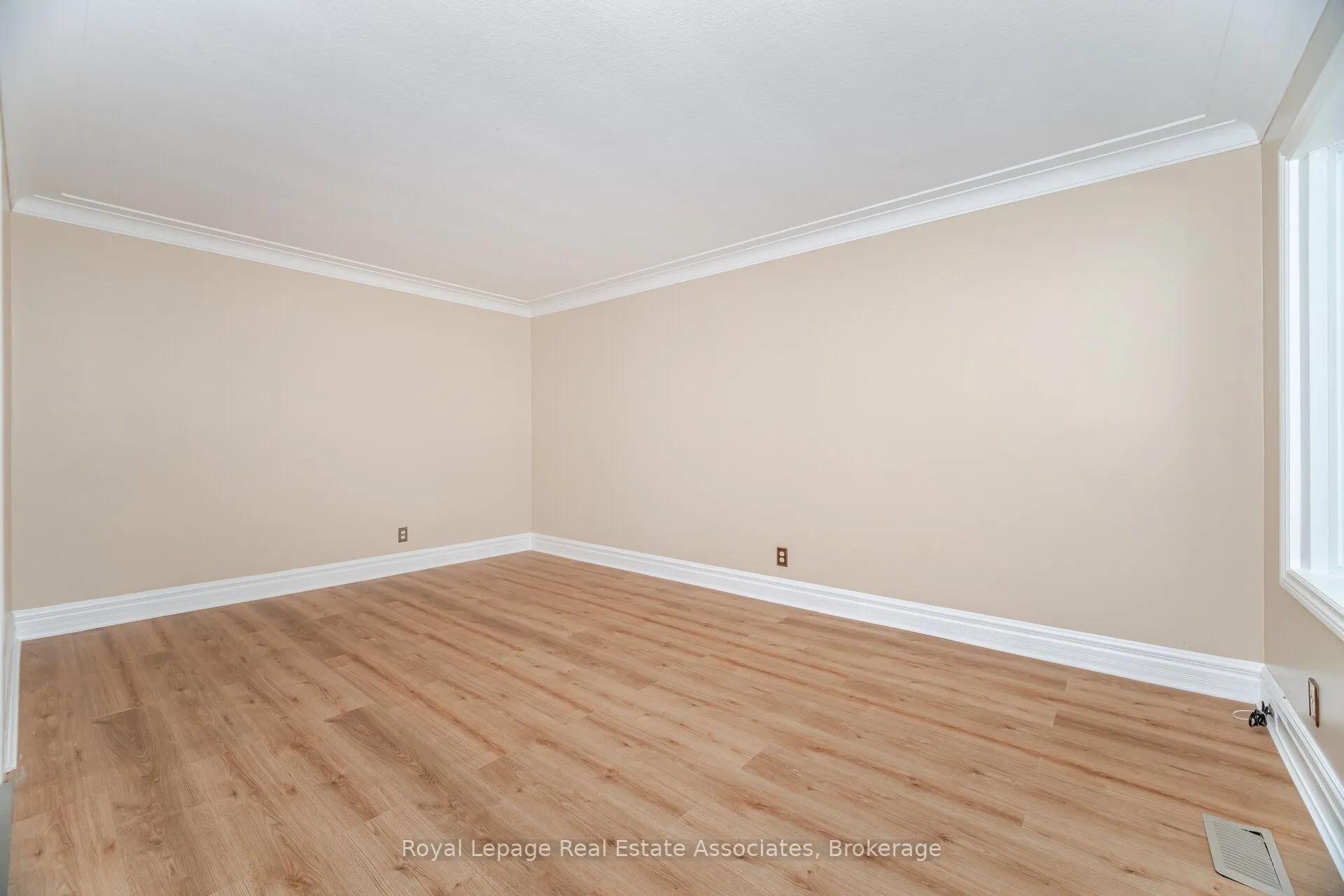 319 Grantham Avenue, #Upper