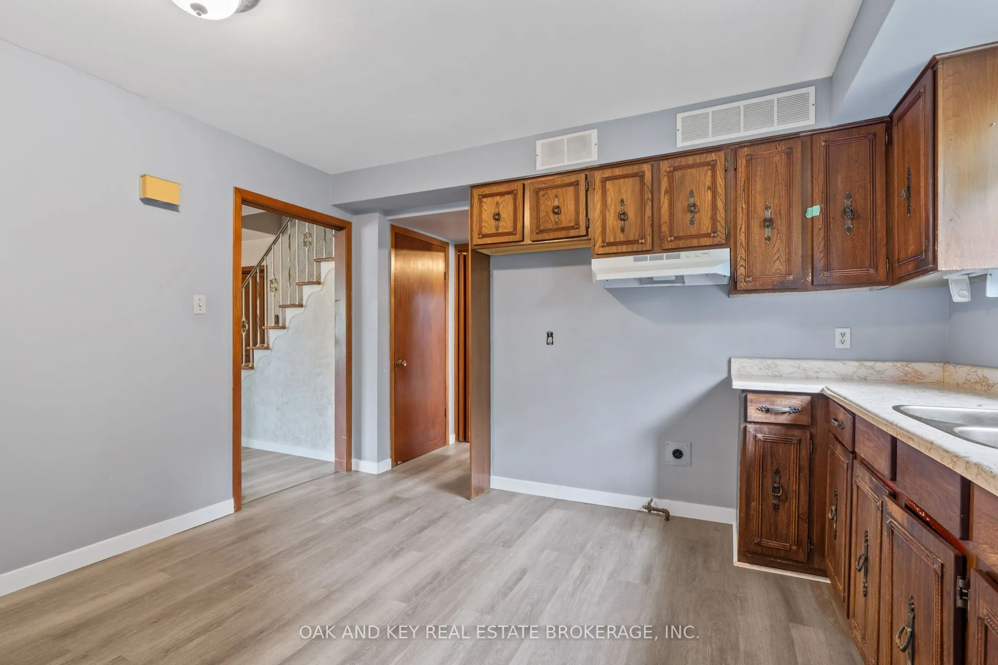 180 BELMONT Drive W