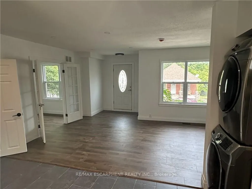 32 Dundas Street E