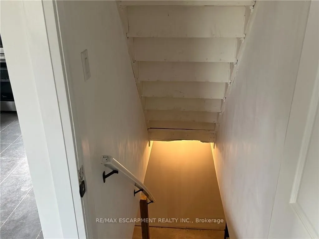 32 Dundas Street E