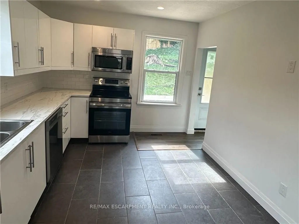 32 Dundas Street E