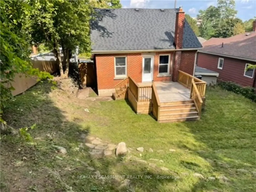 32 Dundas Street E