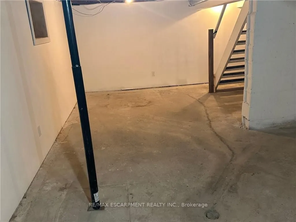 32 Dundas Street E